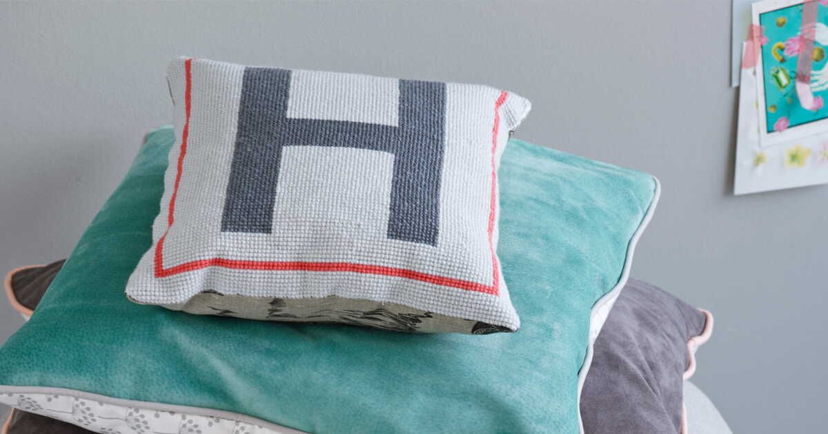 Un coussin au point de croix : une touche d'artisanat dans votre intérieur