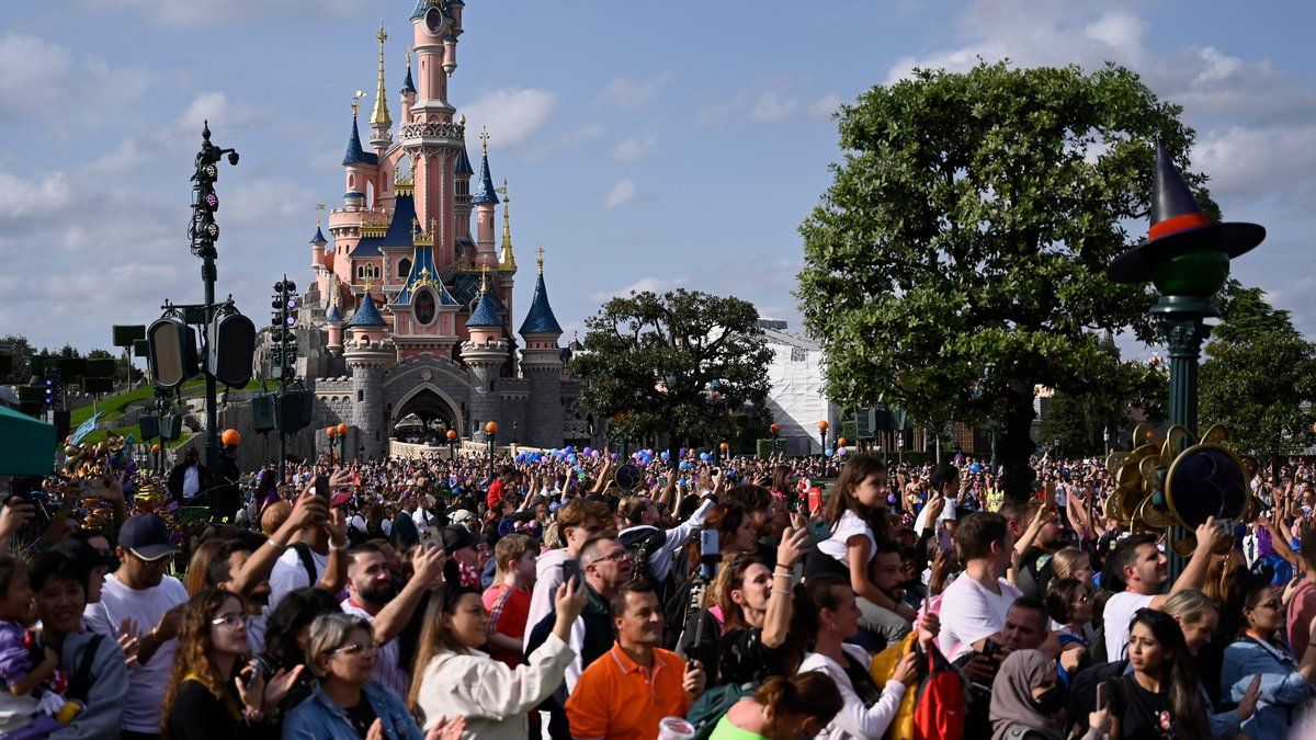 Scandale à Disneyland Paris : un homme surpris en train de filmer sous les toilettes des femmes
