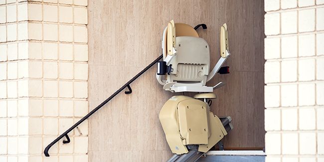 Comment choisir et installer un monte-escalier extérieur en toute sérénité