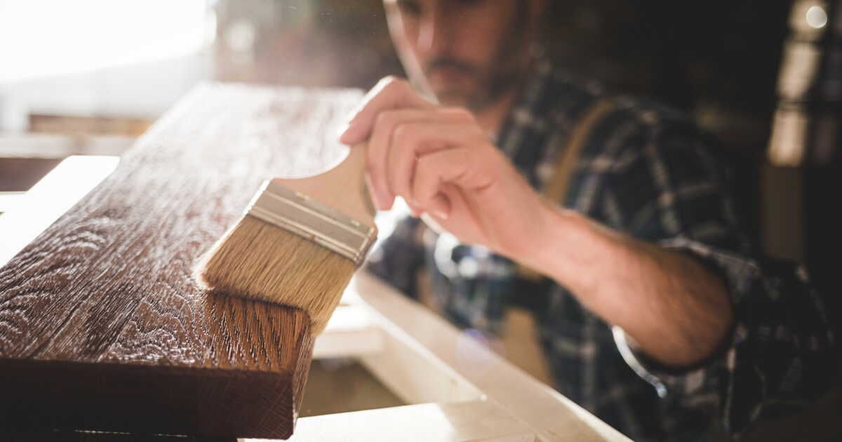 Les secrets du vernissage des meubles en bois pour une protection durable