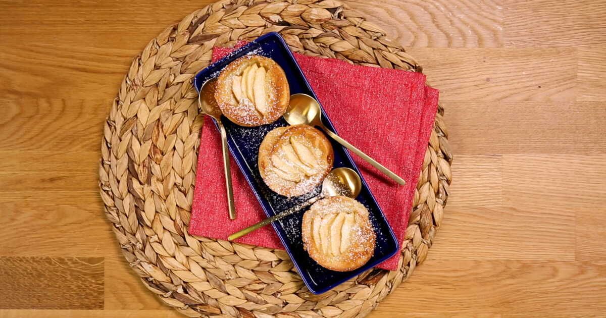 Un gâteau aux pommes irrésistible avec de la pâte à crêpes