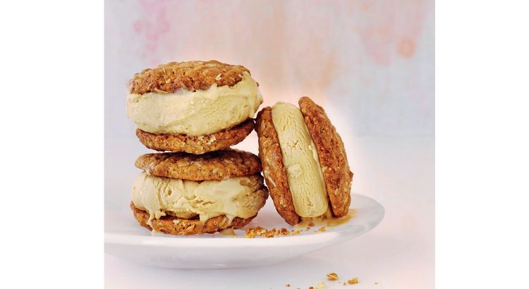 Sandwichs aux biscuits Anzac et à la glace au sirop de sucre