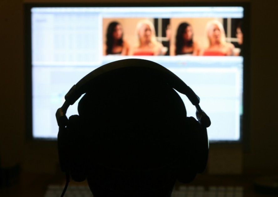 Un procès historique pour violences sexuelles dans le porno amateur