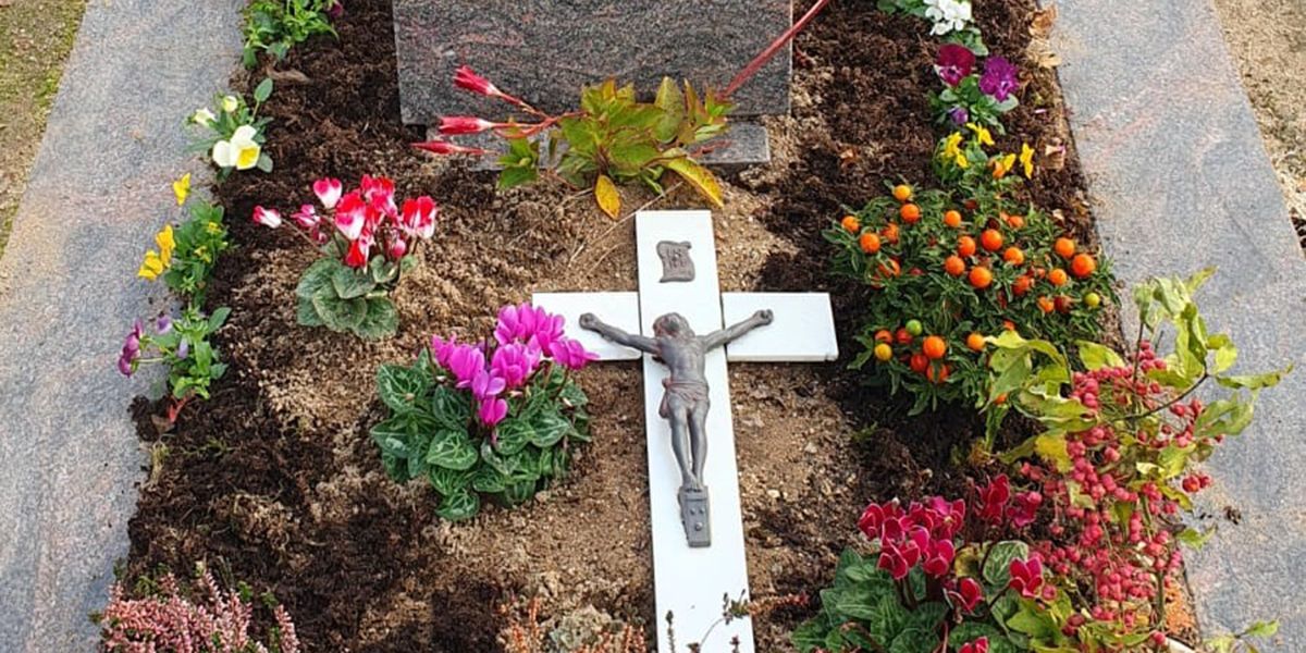 Quelle flore choisir pour embellir les tombes au cimetière ?