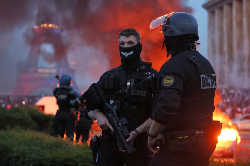 chaos nocturne à Paris : les rues s'embrasent après PSG - Arsenal
