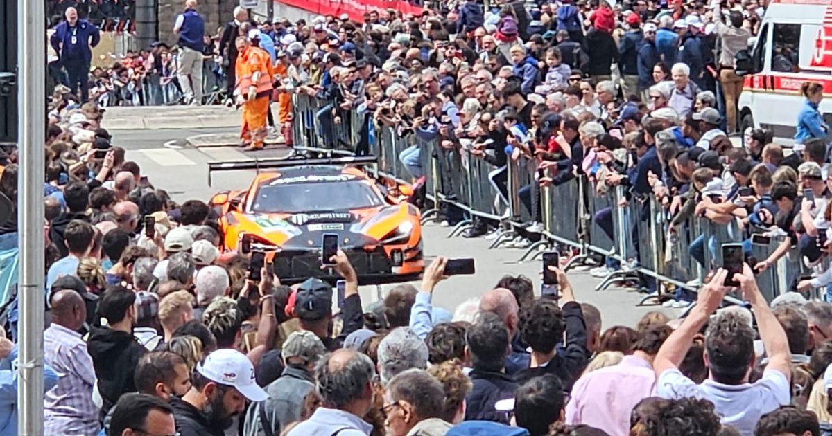Le grand défilé des 24 heures du Mans attire la foule