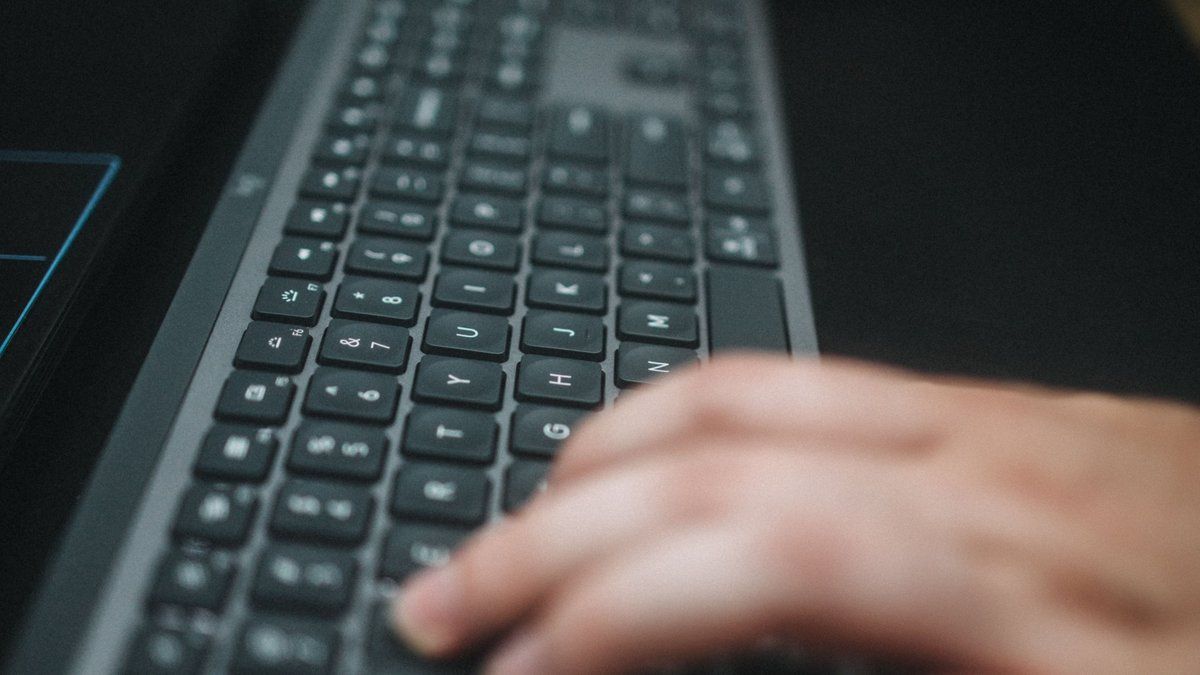 Escroquerie high-tech : une femme perd 10 000 euros face à un faux Emmanuel Macron