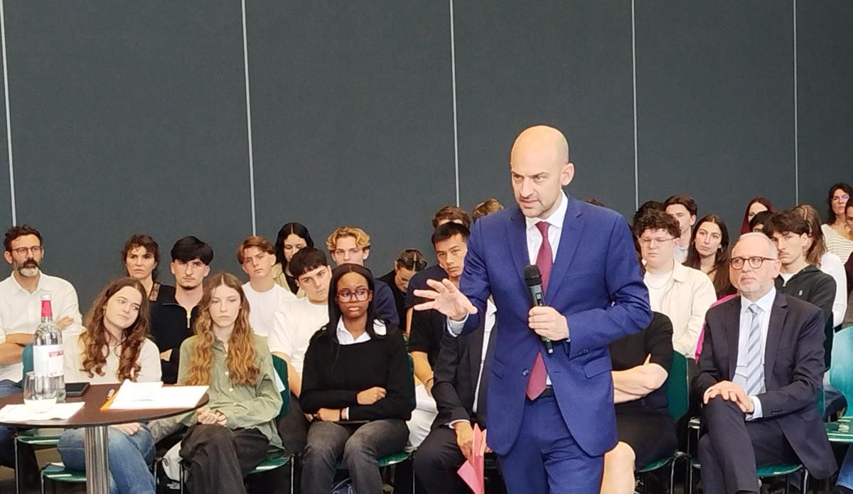 « Résistez à la tentation de baisser les bras » : à Bordeaux, le grand oral de Jean-Noël Barrot au lycée Montaigne