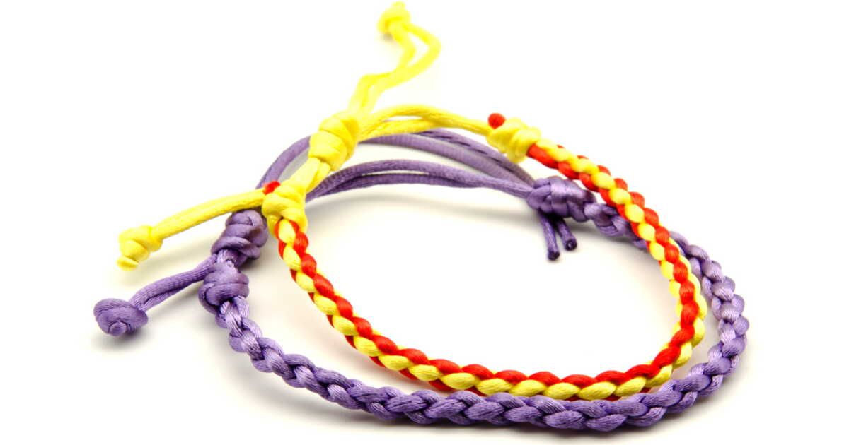Créer aisément un bracelet Kumihimo avec quatre fils : guide pratique