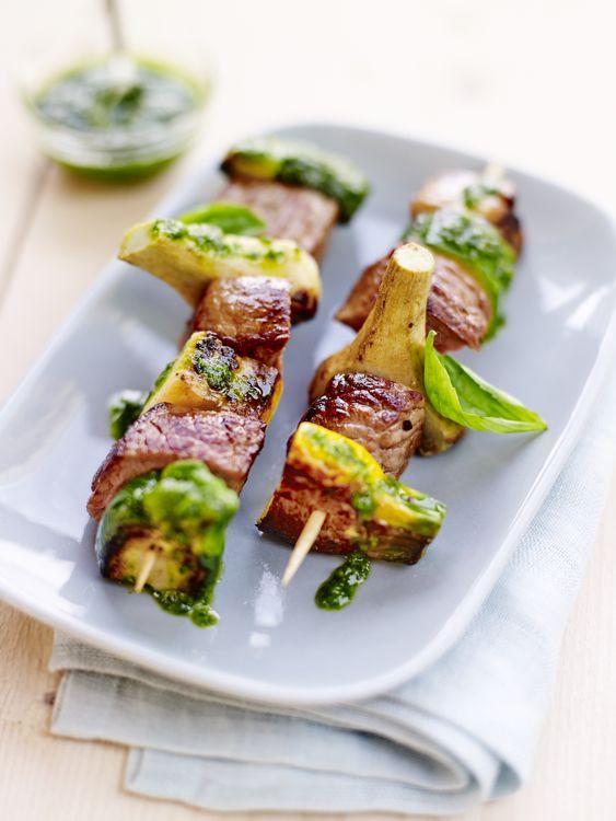 Brochettes de veau, aubergines, artichauts et courgettes
