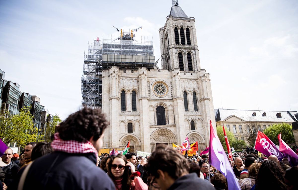 Saint-Denis en émoi après une banderole raciste sur la basilique