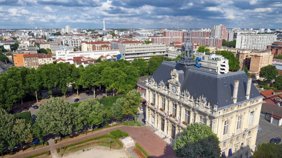 Un élu interpelle le conseil municipal avec un crucifix et une prière