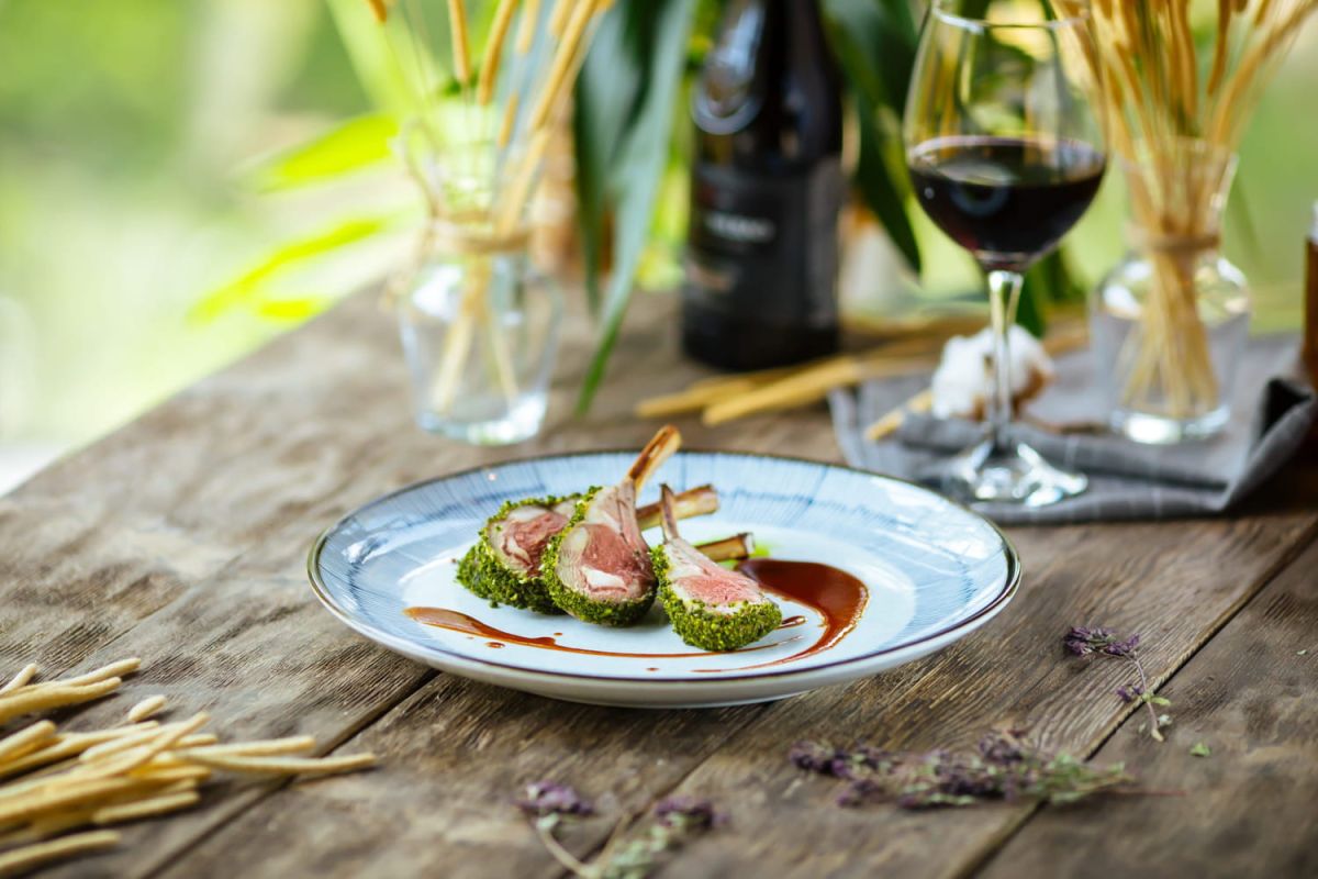 Dégustez le carré d'agneau en croûte d'herbes pour Noël