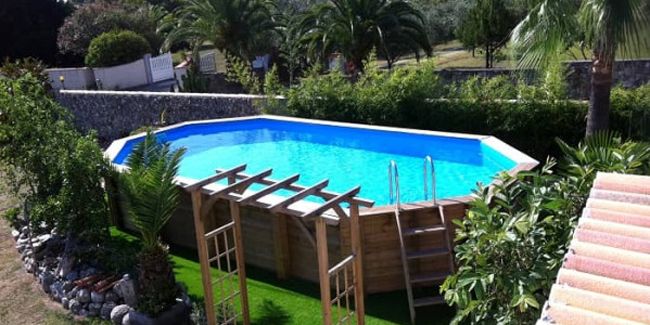 Comment choisir une piscine bois hors sol ou semi-enterrée ?