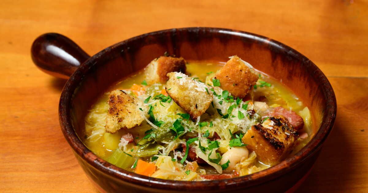 Découvrez la ribollita, un potage toscan réconfortant pour l'automne