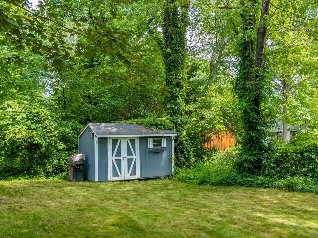 Comment choisir le meilleur abri de jardin : matériaux, surface et normes essentiels