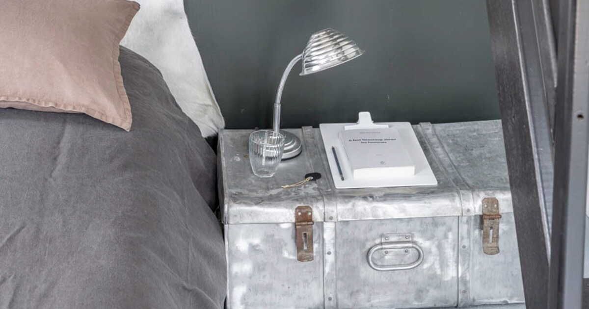 Une malle transformée en table de chevet : un choix astucieux pour votre décoration