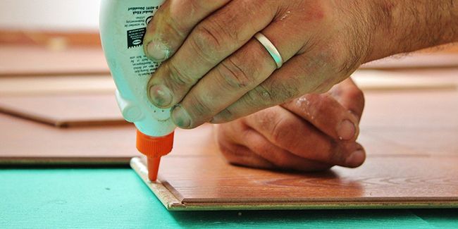Colle polyuréthane : secrets d'utilisation et applications variées
