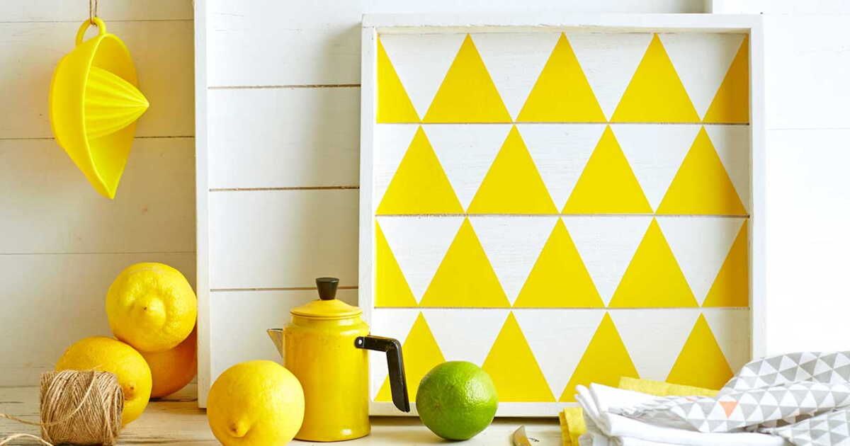 Un plateau en bois jaune citron