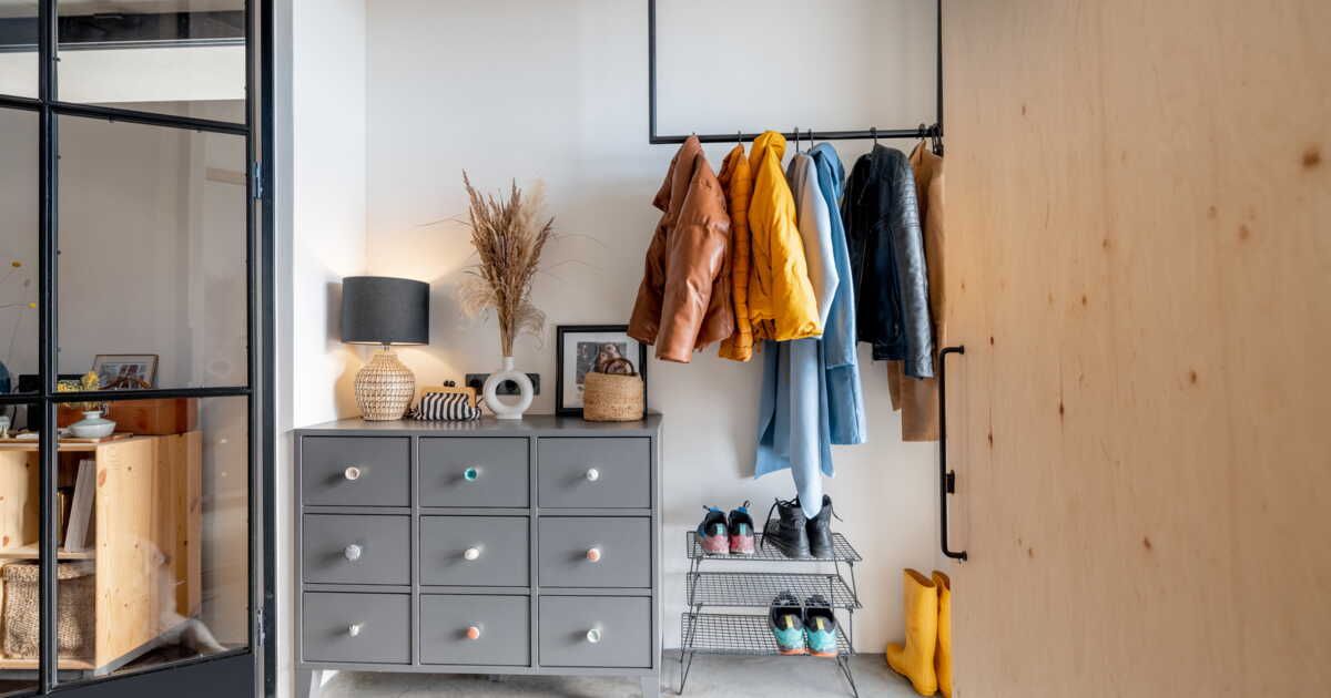 Aménager une petite entrée : astuces pour une séparation efficace