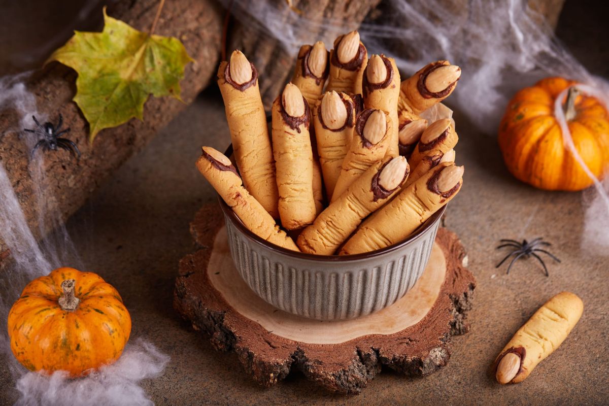Halloween : Doigts de sorcières, pommes d’amour... 3 recettes faciles à réaliser avec les enfants !