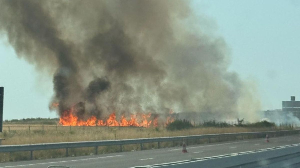 Un incendie menace les champs près de l'A10 en Indre-et-Loire