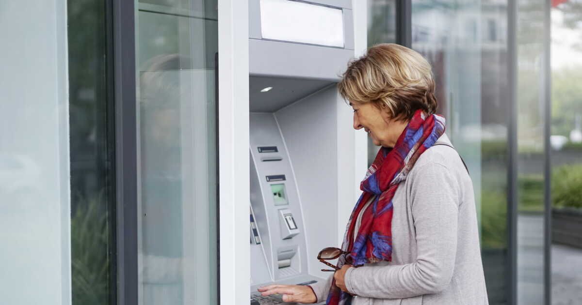Distributeur de billets : au bout de combien de temps la carte bancaire est-elle avalée ?