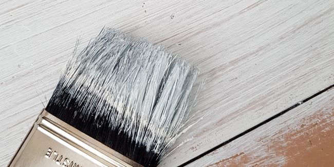 Peindre le bois sans ponçage : astuces pour meubles et escaliers