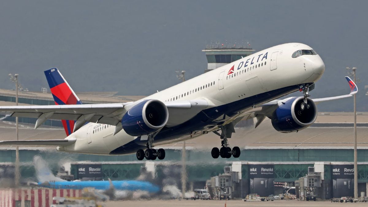 un incident inattendu : un avion frappé par un feu d'artifice à chicago pendant les célébrations