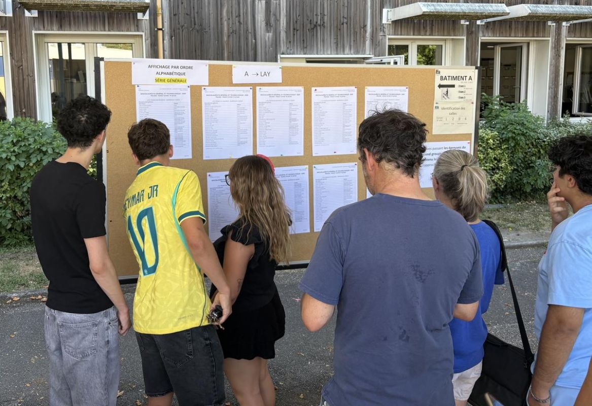 Une journée d'émotion au lycée François-Mauriac : les bacheliers saluent les résultats ensemble