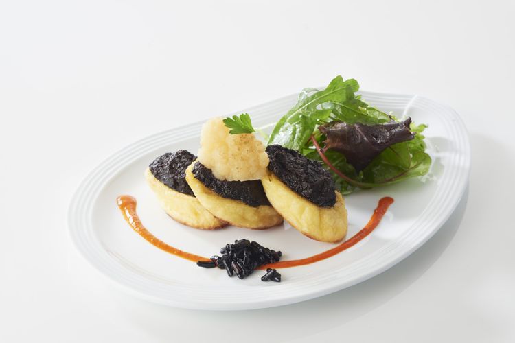 Une recette raffinée de quenelles Saint-Jean au beurre d'olives noires