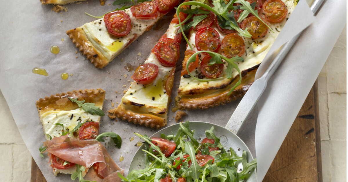 Une tarte savoureuse aux tomates cerises et roquette