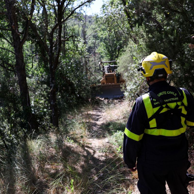 des pompiers épuisés face aux flammes dans les pyrénées-orientales