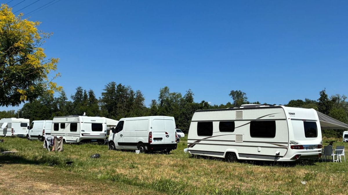 Les gens du voyage quittent la prairie de Chinon : un chapitre se clôt