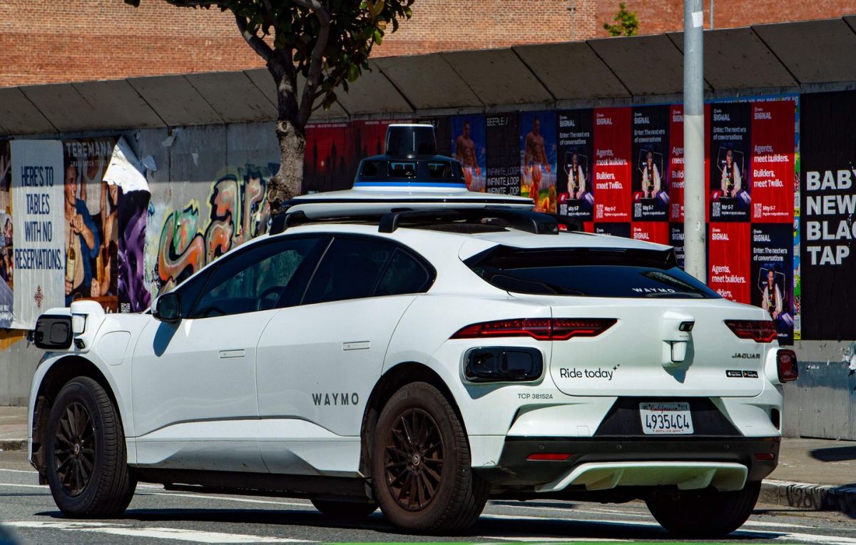 Waymo interrompt une voiture autonome pour une arrestation inattendue en Californie