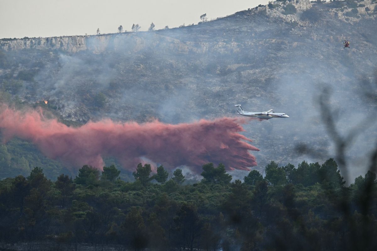 Incendie à Fontainebleau : des avions bombardiers d'eau pour la première fois en action