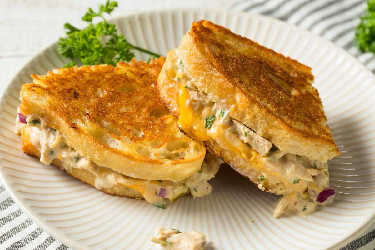 Des sandwiches tendance : le croque-monsieur face au tuna melt