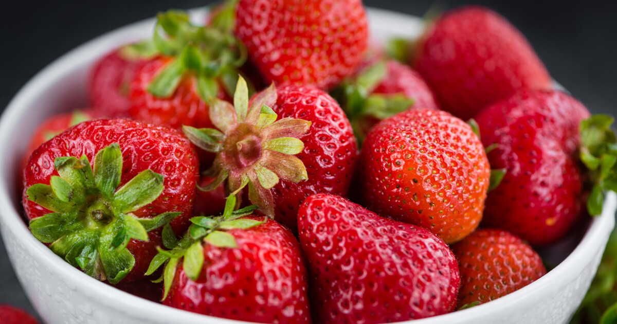 Astuce simple pour équeuter les fraises sans les abîmer