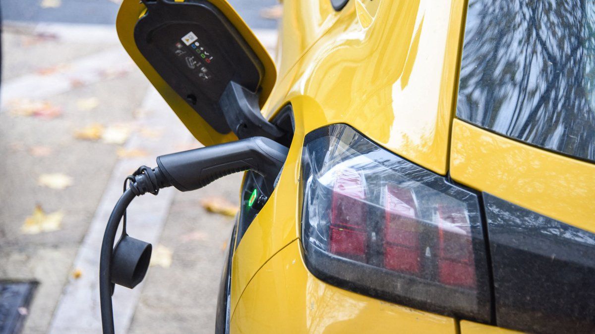 Un leasing social à 212 euros : l'histoire de Mehdi et de sa Peugeot électrique